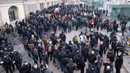 Zahlreiche Rechtsextreme stehen anlässlich einer Kundgebung vor dem Hauptbahnhof. 
