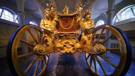 Die goldene Staatskutsche steht in den Royal Mews (Stallungen) im Buckingham Palace ausgestellt.