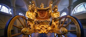 Die goldene Staatskutsche steht in den Royal Mews (Stallungen) im Buckingham Palace ausgestellt.