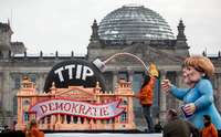 Aktivisten der Organisation «Foodwatch» bereiten einen Mottowagen für die Stop-TTIP Demonstration vor.
