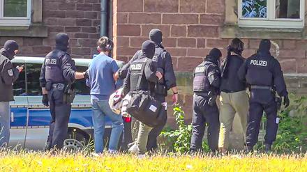 Die Bundesanwaltschaft hat in Nordrhein-Westfalen sieben Terrorverdächtige festnehmen lassen.
