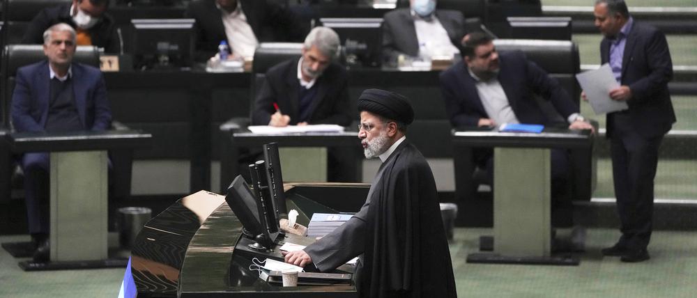 Ebrahim Raisi, Präsident des Iran, spricht im Parlament vor Abgeordneten. 