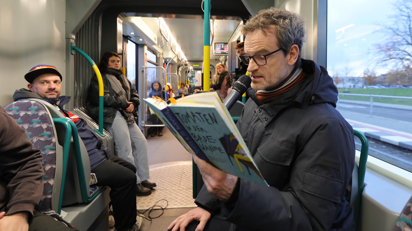 Vorlesetag in Potsdam TatortStar Jörg Hartmann überrascht Tram