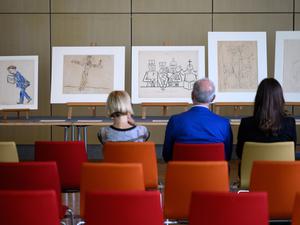 Die Schwejk-Zeichnungen von George Grosz werden bei der Vorstellung der Werke in der Akademie der Künste präsentiert. 