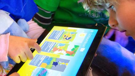 Mithilfe digitaler Endgeräte können Kinder viel lernen, aber ihr Einsatz sollte dosiert werden.