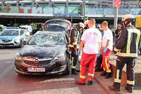 Die Windschutzscheibe des Opel wurde offenbar durch den Aufprall der Radfahrerin zertrümmert.