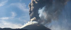 04.07.2021, Italien, Ätna: Eine Aschewolke ist während eines Ausbruchs des Ätna, dem größtem aktiven Vulkan in Europa, zu sehen.