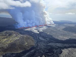 Lava und Rauch treten aus dem Vulkan in Grindavik aus.  