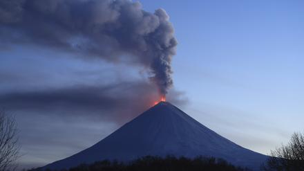Rauch und Lava strömen aus dem Vulkan Kljutschewskoi auf der russischen Halbinsel Kamtschatka.