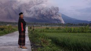 Ein Mann in Lumajang, Indonesien beobachtet den Ausbruch des Vulkans Semeru.