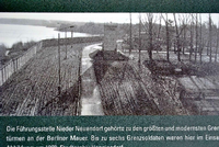 Blick in die deutsch-deutsche Vergangenheit: Das Museum im Wachturm Nieder Neuendorf zeigt auf Bilddokumenten, wie der Todesstreifen am Ufer zu DDR-Zeiten aussah.