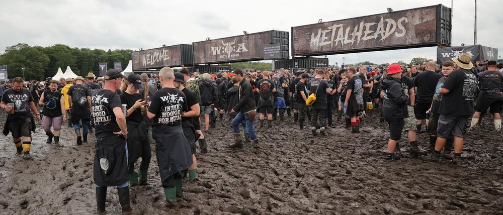 Metal-Fans auf dem Wacken-Gelände.