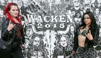 Posieren vor dem Logo - vier Tage lang treffen sich Heavy-Metal-Fans in Wacken.