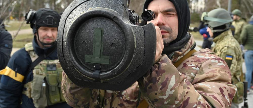 Ukrainische Territorialverteidigungskräfte trainieren den Einsatz von aus dem Westen gelieferten Panzerabwehr-Waffen Anfang März in Kiew. 