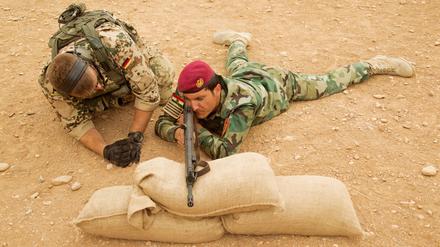 Einweisung der kurdischen Peschmerga in die Handhabung des G3-Sturmgewehrs durch Soldaten der Bundeswehr auf einer Schießanlage nahe der nordirakischen Stadt Erbil. 