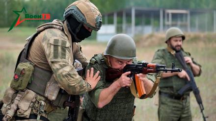 Ein Wagner-Söldner im Training mit belarussischen Soldaten, nahe Ossipowitschi.