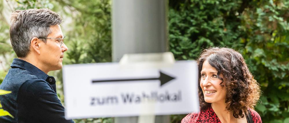Bettina Jarasch, Spitzenkandidatin der Berliner Grünen für die Abgeordnetenhauswahl, kommt mit ihrem Mann Oliver Jarasch ins Wahllokal im September 2021.
