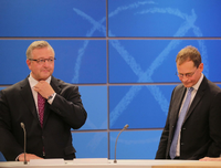 Der AfD-Parteivorsitzende Jörg Meuthen (l) und der Spitzenkandidat der Alternative für Deutschland (AfD) für Berlin, Georg Pazderski (r), bejubeln ihren Erfolg in Berlin.