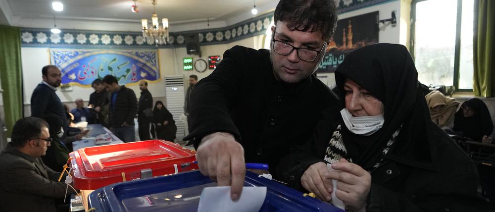 Wähler geben in einem Wahllokal ihre Stimmen ab. Begleitet von Boykottaufrufen wählt der Iran an diesem Freitag außer dem Parlament (Madschles) auch den sogenannten Expertenrat. 