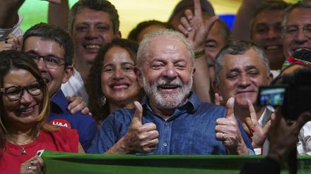 Luiz Inacio Lula da Silva von der Arbeiterpartei bei seiner ersten Rede nach seinem Sieg über den bisherigen brasilianischen Präsidenten Bolsonaro von der Liberalen Partei.