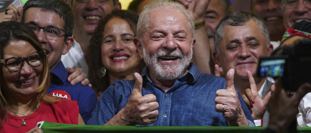 Luiz Inacio Lula da Silva von der Arbeiterpartei feiert seinen Wahlsieg mit Anhängern. 