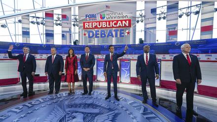 Die republikanischen Präsidentschafts-Anwärter Doug Burgum (l-r), Chris Christie, Nikki Haley, Ron DeSantis, Vivek Ramaswamy, Tim Scott und Mike Pence stehen vor dem Beginn einer republikanischen TV-Debatte zusammen. 