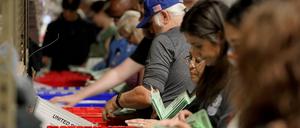 Wahlhelfer in Arizona sortieren die Stimmzettel