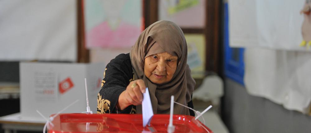 Nur wenige haben abgestimmt: Eine Frau an der Urne bei der Parlamentswahl