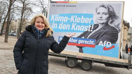 Kristin Brinker (AfD), Spitzenkandidatin ihrer Partei für die Abgeordnetenhauswahl, steht im Rahmen einer Wahlkampfveranstaltung am Schloss Charlottenburg vor einem Wahlplakat. (Symbolbild)