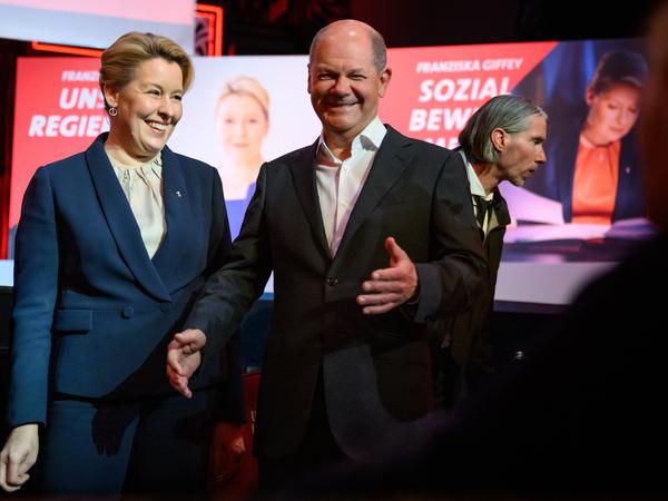 Chancellor Olaf Scholz (r, SPD) and Franziska Giffey (l, SPD) defended Berlin against criticism from the CSU at an election campaign event.