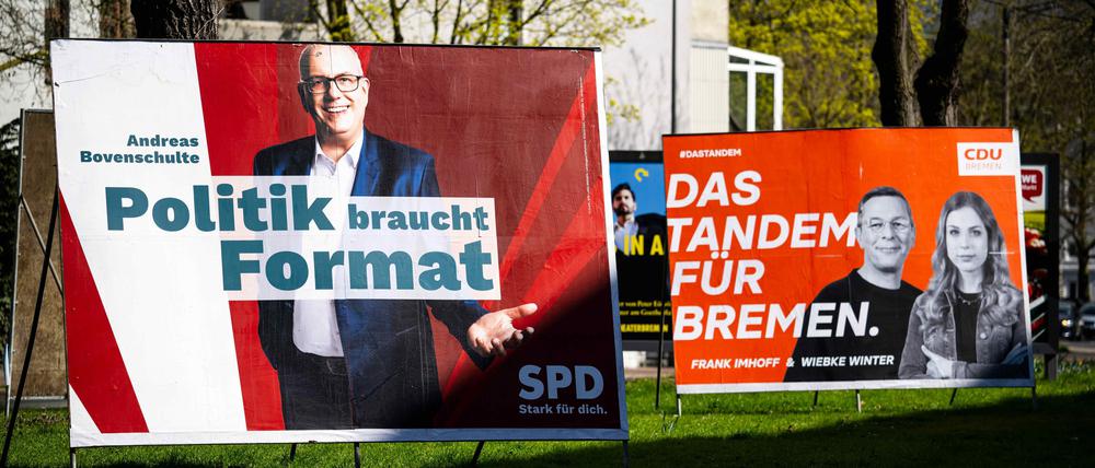 Bremen: Wahlplakate der SPD und der CDU stehen am Straßenrand. 
