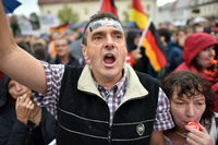 Demonstranten protestieren in Finsterwalde während einer Wahlkampfveranstaltung gegen Bundeskanzlerin Angela Merkel.