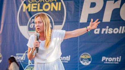 Giorgia Meloni, Vorsitzende der rechtsextremen Partei Fratelli d’Italia, spricht bei einem Wahlkampfauftritt in Mailand. 