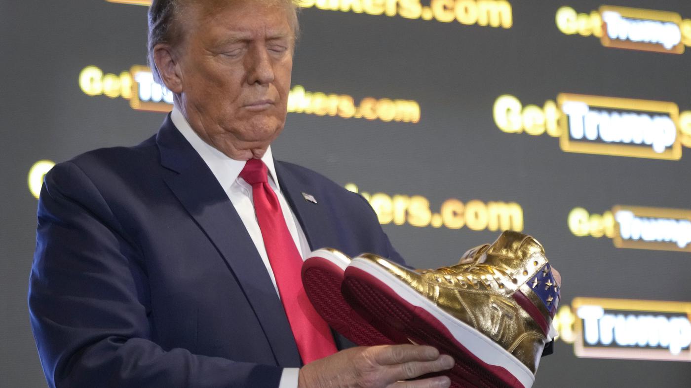 Der n&auml;chste Fanartikel : Schuhfirma bringt goldfarbene Trump-Sneaker f&uuml;r 399 Dollar auf den Markt