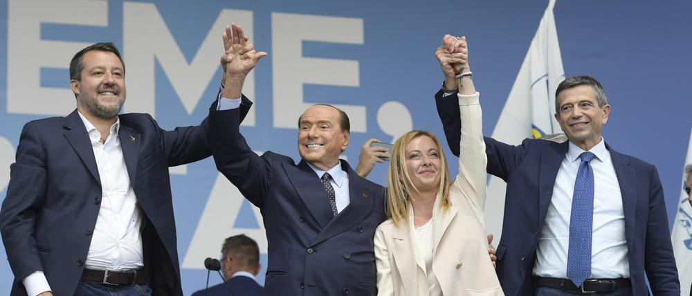 Matteo Salvini, Silvio Berlusconi, Giorgia Meloni und Maurizio Lupi bei einer Wahlkampfveranstaltung (Archivbild).