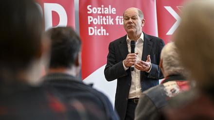 Bundeskanzler Olaf Scholz (SPD) nimmt als Abgeordneter an einem Wahlkreisgespräch im Bürgerhaus am Schlaatz teil. 