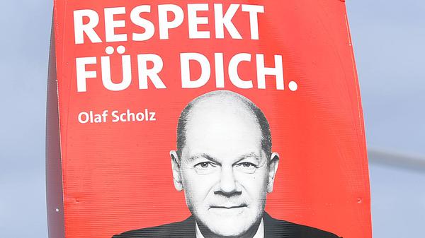 Respekt für Dich. Damit warb Kanzler Olaf Scholz 2021 vor der Bundestagswahl auch für höhere Mindestlöhne.