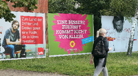 Plakate unterschiedlicher Parteien in Berlin-Kreuzberg für die Bundestagswahl am 24.9.