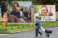 Wahlplakate mit Berlins Regierendem Bürgermeister Michael Müller (SPD) und Innensenator Frank Henkel (CDU).