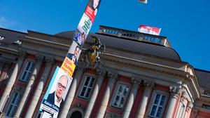 Plakate verschiedener Parteien hängen an einer Straßenlaterne vor dem Brandenburger Landtag. Die Bürger in Brandenburg sind in diesem Jahr zur Europa- und zur Kommunalwahl aufgerufen. +++ dpa-Bildfunk +++
Wahl27