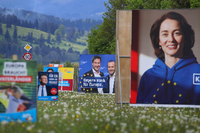 In Bayern stehen die Wahlplakate in landschaftlicher Idylle.
