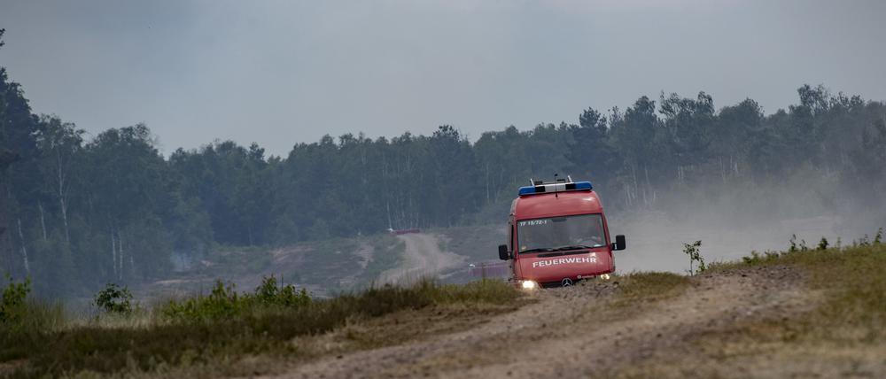 Ein Fahrzeug der Feuerwehr fährt im Naturschutzgebiet des ehemaligen Truppenübungsgeländes bei Jüterbog.