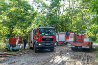 Da das Waldbrandgebiet munitionsbelastet ist, kann die Feuerwehr das Gelände nicht betreten, sondern nur von den Rändern aus löschen.