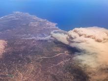 „Man kann kaum atmen“: Hunderte Touristen auf Rhodos wegen eines Waldbrands evakuiert
