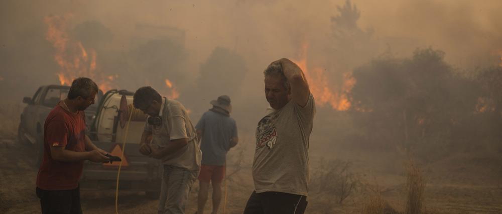 Einheimische versuchen, einen Waldbrand im griechischen Dorf Gennadi zu löschen.