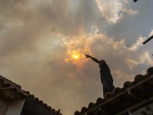Freiwillige bekämpfen einen Waldbrand im Dorf Hasia in der Nähe von Athen, Griechenland.