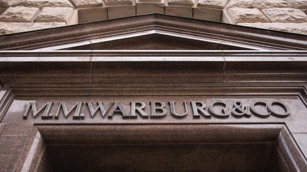 Blick auf den Eingang der Warburg-Bank. 
