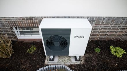 Eine Wärmepumpe der Firma Vaillant ist an einem Einfamilienhaus zu sehen (Archivbild).