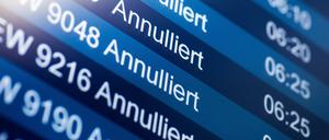 Zahlreiche Flüge werden auf einer Tafel als „annulliert“ angezeigt. 