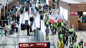 Mitarbeitende der Lufthansa Technik demonstrieren am Mittwoch im Terminal 1 des BER. Verdi hat die Beschäftigten für drei Tage zum Streik aufgerufen. 